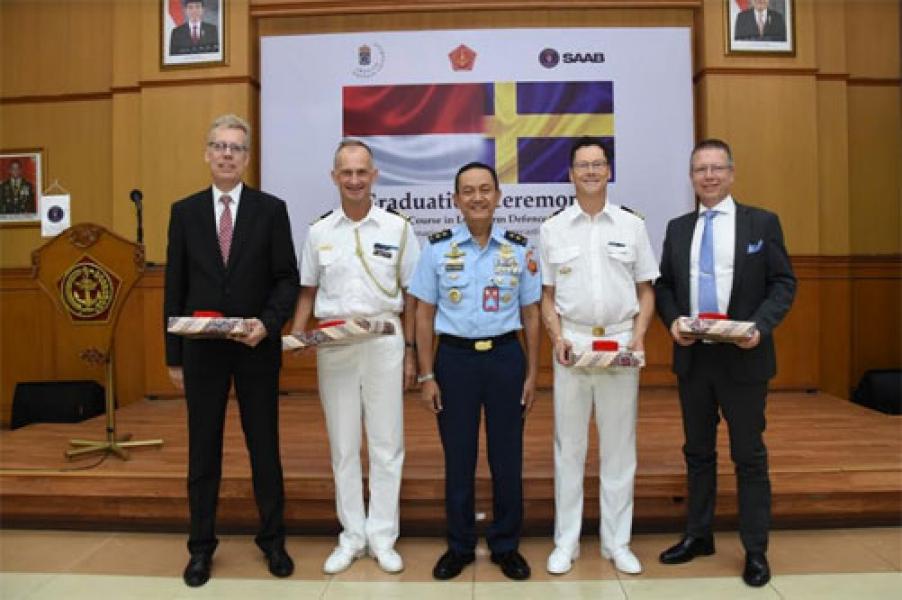Aspers Panglima TNI Wisuda Siswa Swedish Defence University  