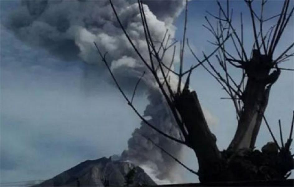 Awas! Dua Kali Erupsi, Gunung Sinabung Semburkan Abu Vulkanis