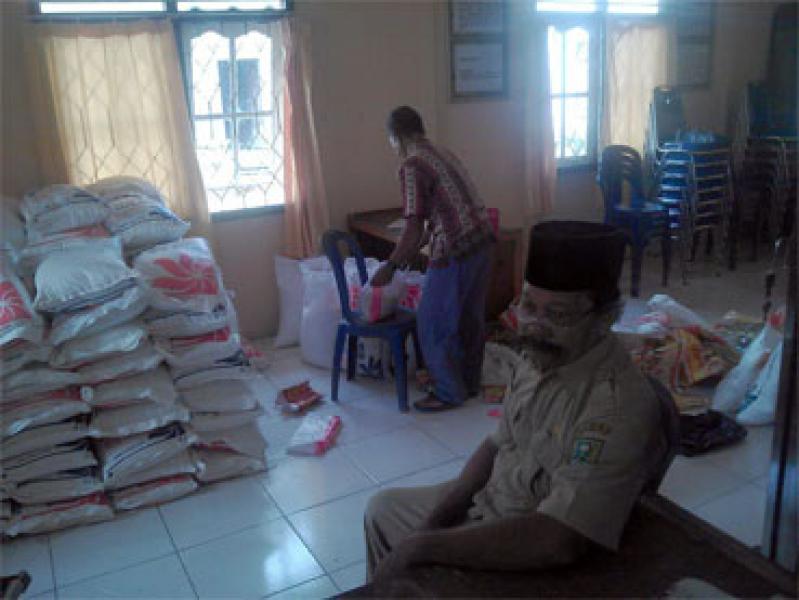 Babinsa Koramil 01/Rengat Awasi Penyaluran Raskin Di Desa Sungai Beringin