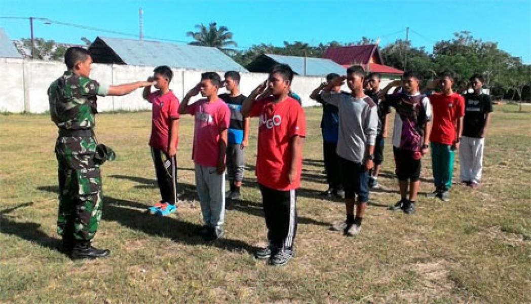 Babinsa Koramil 02 Rambah Latih PBB Pada Siswa Pesantren Khalid Bin Walid