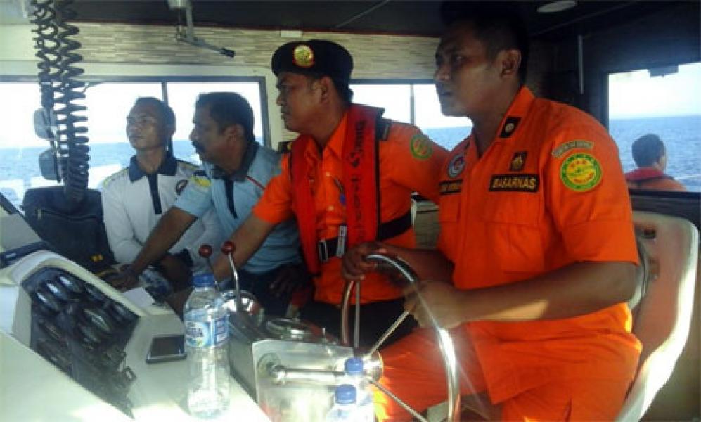 Bakamla RI Bersama Tim SAR Gabungan Selamatkan Kapal LCR Mati Mesin
