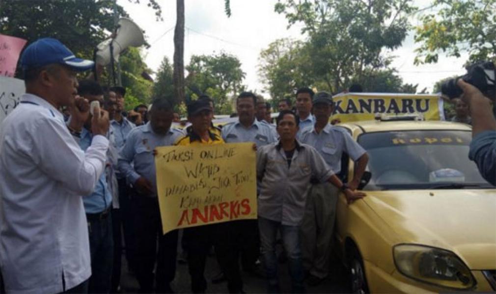 Buntut Bentrok, Sopir Taksi di Pekanbaru Demo Protes Ojek “Online”
