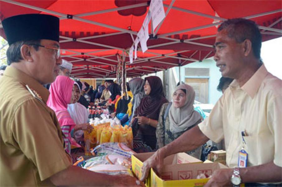 Bupati Wardan Buka Pasar Murah Ramadhan