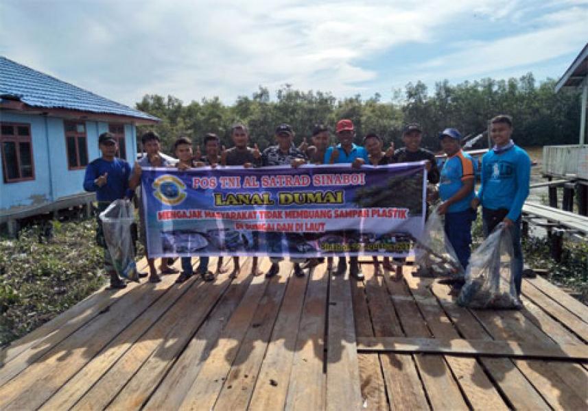 Danposal dan Warga Bersihkan Sungai Di Kecamatan Sinaboi dan Bangko