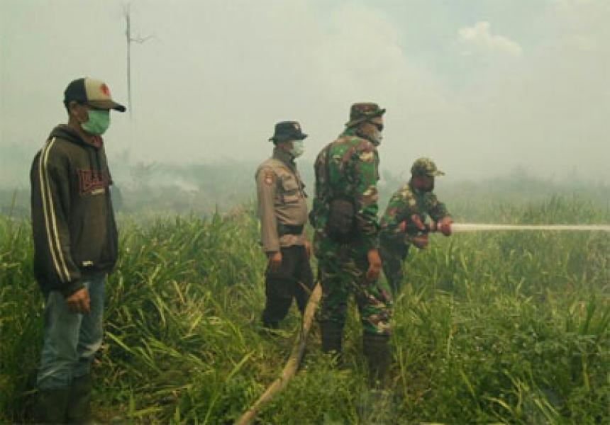 Danramil 03/Bagan Sinembah Pimpin Pemadaman Karlahut Di Desa Bukit Sembilan