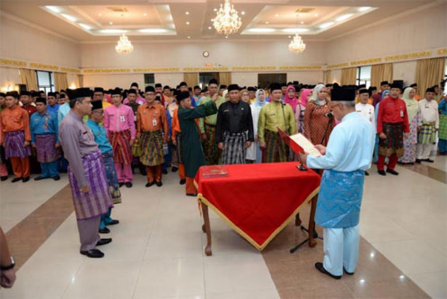 Gubernur Riau Lantik 212 Pejabat PTP dan Administrator Pengawas