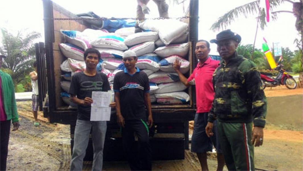 Koramil 01/Rengat Awasi Penyaluran Pupuk Bersubsidi