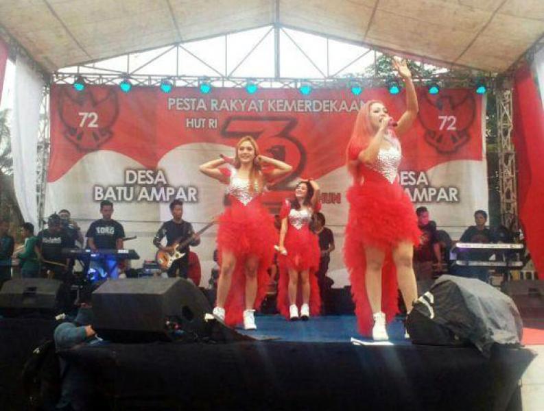 Meriahkan HUT RI Ke-72, Masyarakat Batu Ampar Kemuning Digoyang Trio Macan & Lola KDI