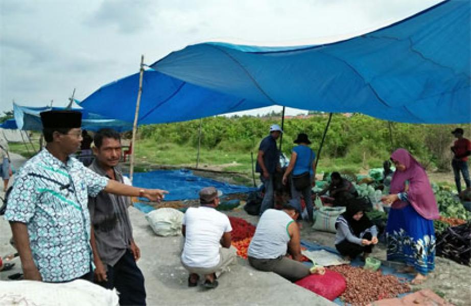 Pantau Harga Sembako, Camat Palika Tinjau Pasar Pekan Kamis