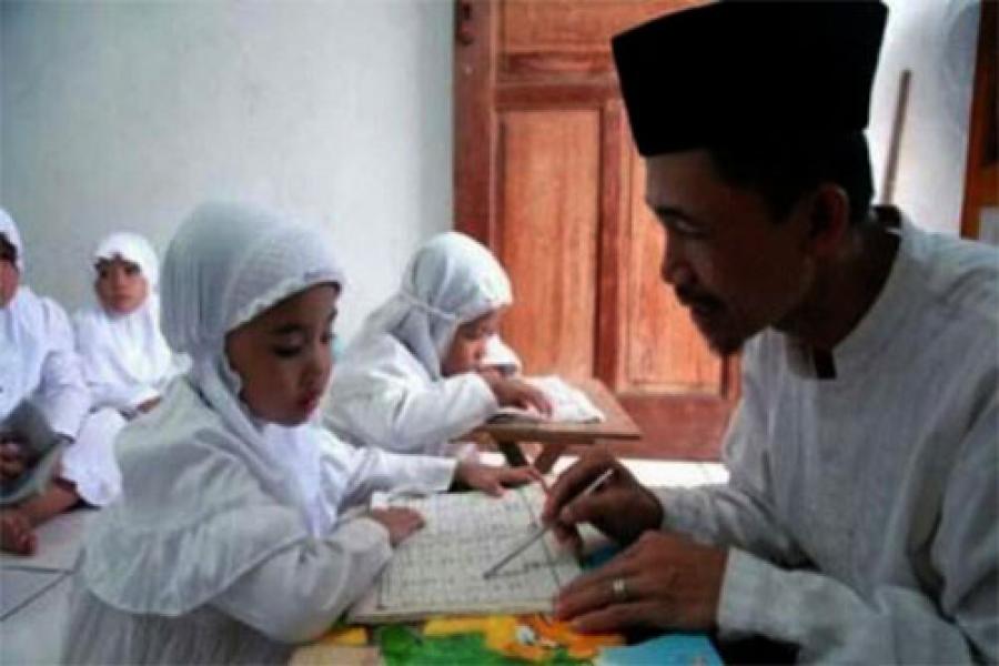 Pemkab Inhil Bayarkan Honor Tenaga Pengajar Magrib Mengaji Selama 6 Bulan