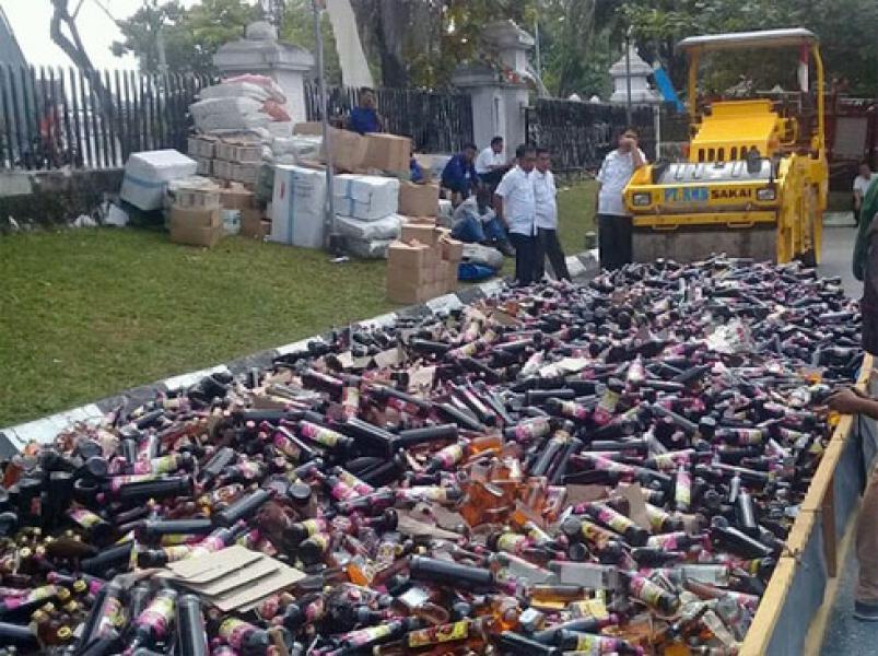 Polda Riau Musnahkan 18.000 Botol Miras Oplosan