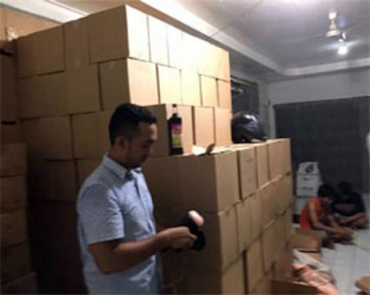 Polisi Gerebek Dua Home Industri Miras Oplosan di Pekanbaru