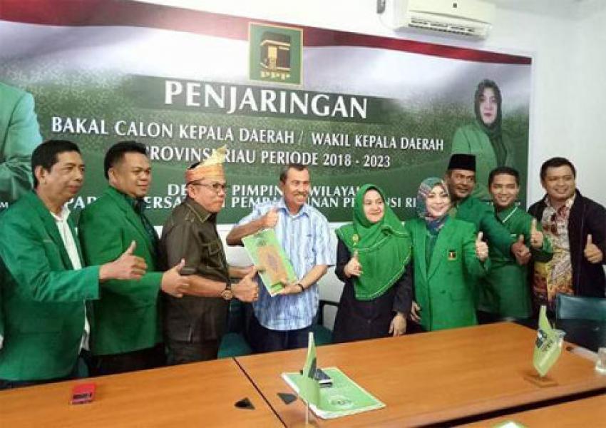 Syamsuar Kembalikan Berkas Formulir Pendaftaran Ke DPW PPP Riau