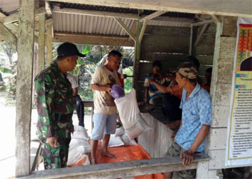 TNI Di Inhil Bantu Salurkan Raskin Kepada Masyarakat