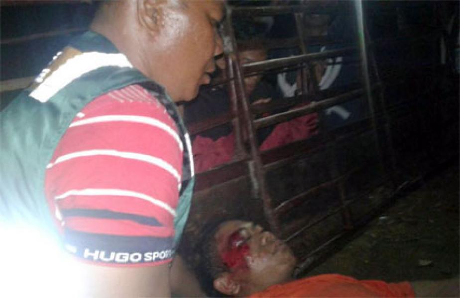 Tabrak Dahan Jatuh, Agus Dibantu Serka Samsul Mendapatkan Perawatan Medis