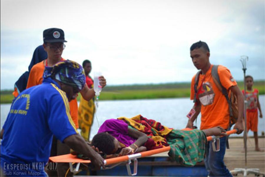 Tim Ekspedisi NKRI Subkorwil 2/Mappi Membantu Proses Evakuasi Pasien dari Pelabuhan Distrik Obaa ke RSUD Mappi
