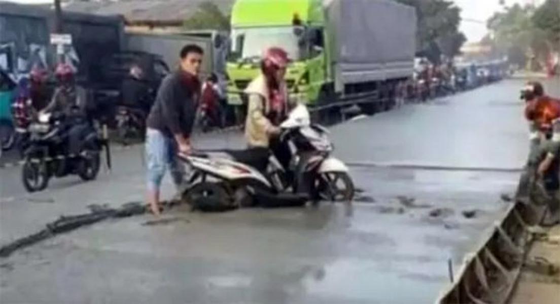Viral, Emak-Emak Nekat Terobos Jalan Cor Beton yang Masih Basah