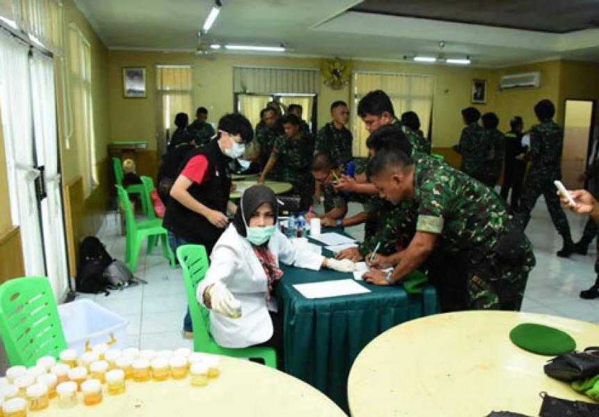 BNNP Riau Bekerjasama Dengan Korem 031/WB Cek Urine Prajurit