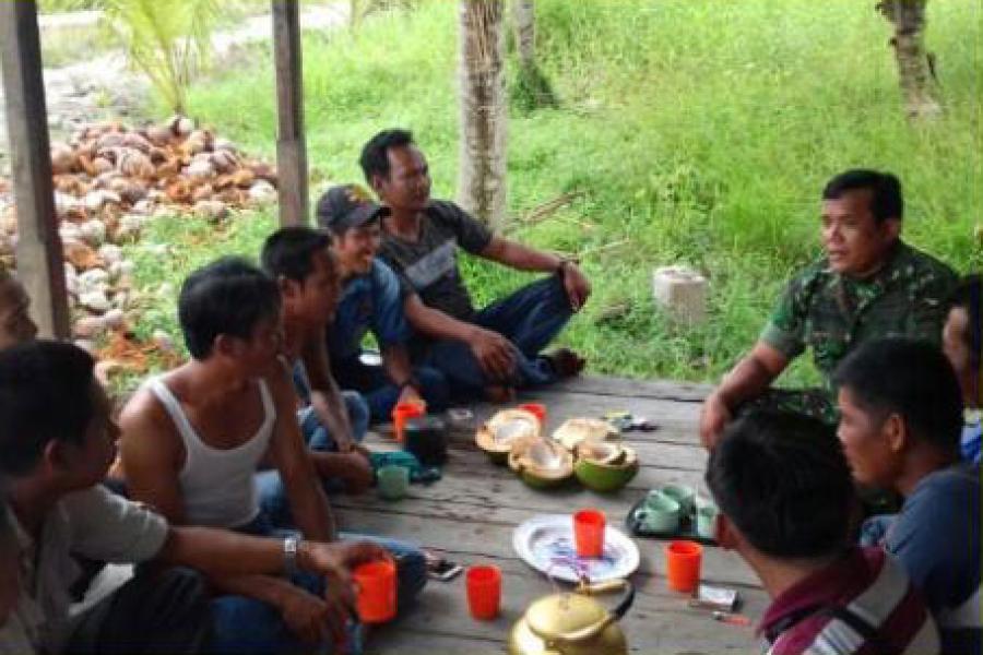Babinsa Bekawan Lakukan Komsos Dengan Pemuda dan Warga Dusun Sei. Sabar 