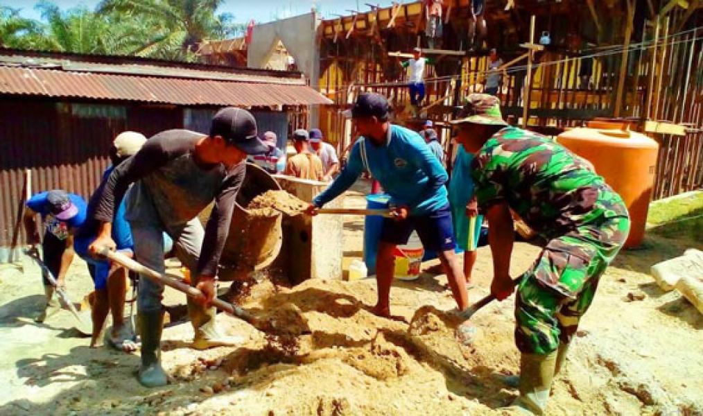 Babinsa Koramil 02 Rambah dan Warga Rambah Samo Goro Di Masjid Al Amin