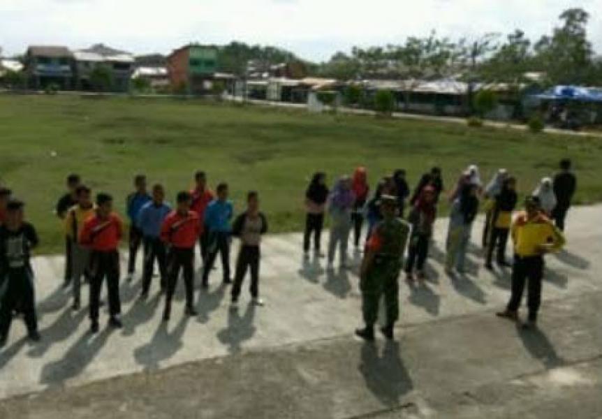 Babinsa Ramil 08/Mandah Melatih Anggota Paskibra Permahir PBB