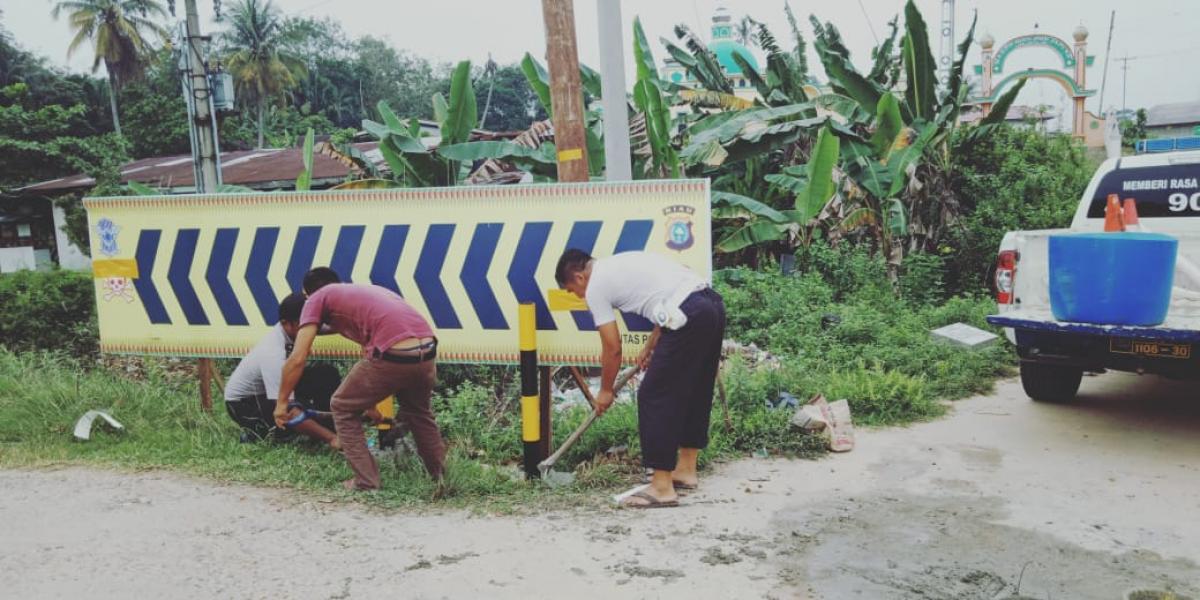 Cegah Kecelakaan, Polisi Pasang Delineator Peringatan di Jalan Lintas Timur