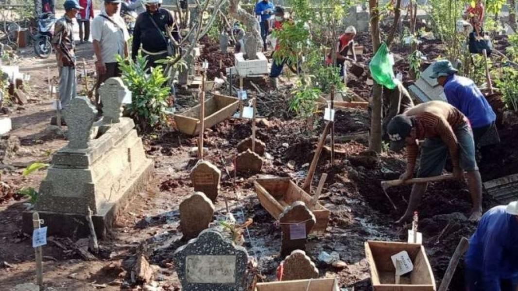Cerita Mistis Penggali Kuburan Terdampak Tol Semarang-Batang