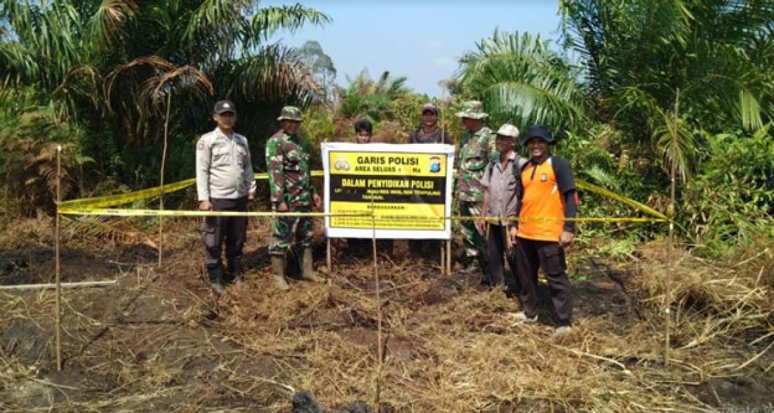 Danramil Dan Kapolsek Tempuling Pasang Police Line Di Lahan Terbakar