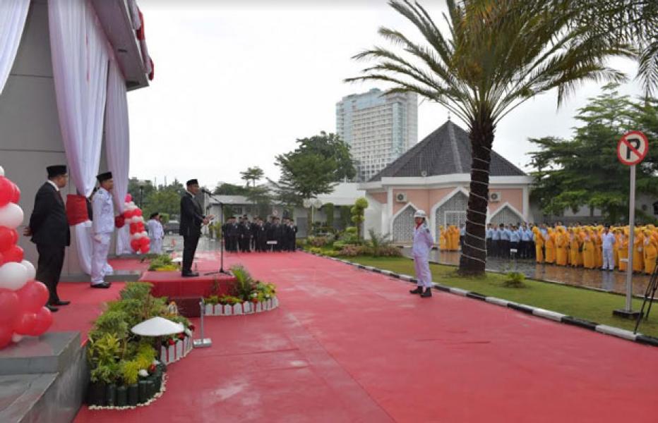 Diguyur Hujan Lebat, Dirut Bank Riau Kepri Pimpin Upacara HUT RI ke-73   
