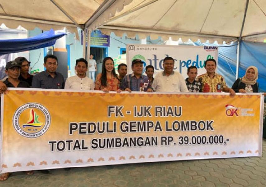 FKIJK Riau Serahkan Bantuan Untuk Korban Gempa NTB 