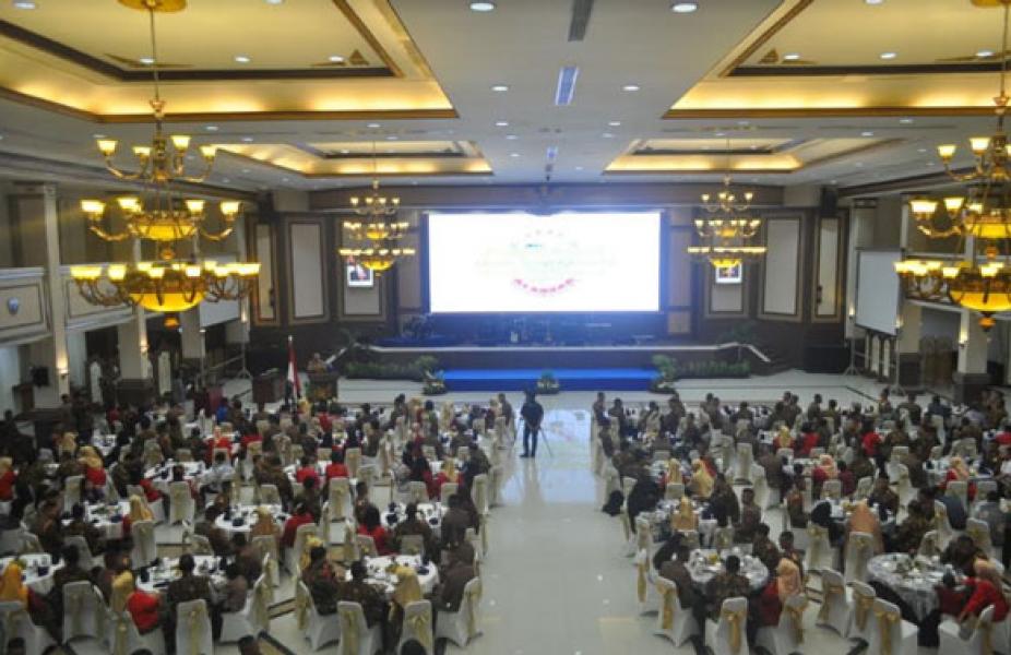 Gebyok Kayu Jati Kenangan Reuni Perak Alumni AAU 93