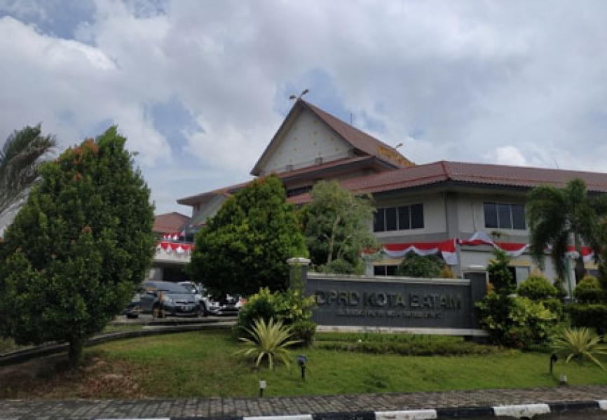 Heboh Cerita Mesum Tamu dan �Pramusaji� di Ruang Kerja Pimpinan DPRD Batam