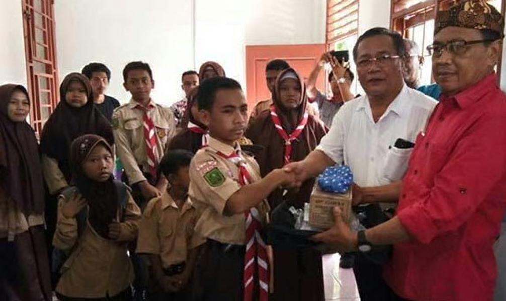 Ivomas Tunggal Serahkan Bantuan Untuk 262 Anak Usia Sekolah