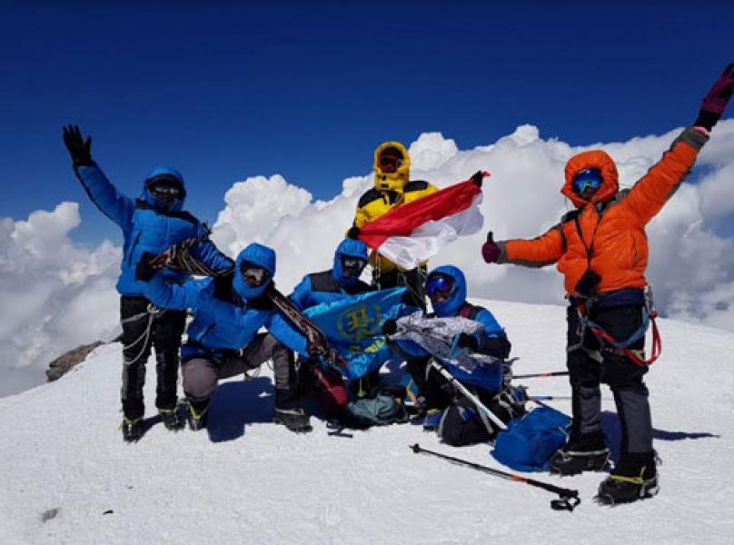Kado Terindah Bagi Bangsa Indonesia Datang Dari Puncak Elbrus Rusia