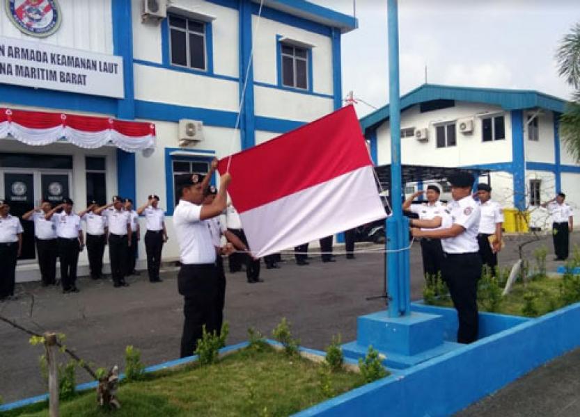 Komandan Kapal Patroli Terbesar Bakamla RI Pimpin Upacara HUT RI di Zona Barat