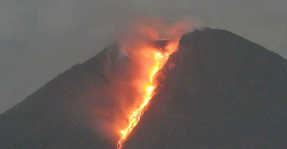 Kubah Lava Baru Gunung Merapi Terus Tumbuh