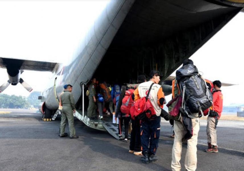 Lima Pesawat TNI AU Angkut Logistik dan Relawan ke Lombok