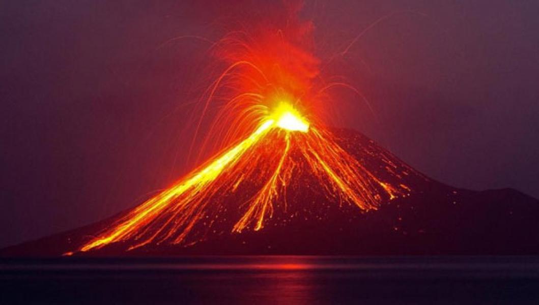 Meski Erupsi 576 Kali, Anak Krakatau Tak Ganggu Penerbangan