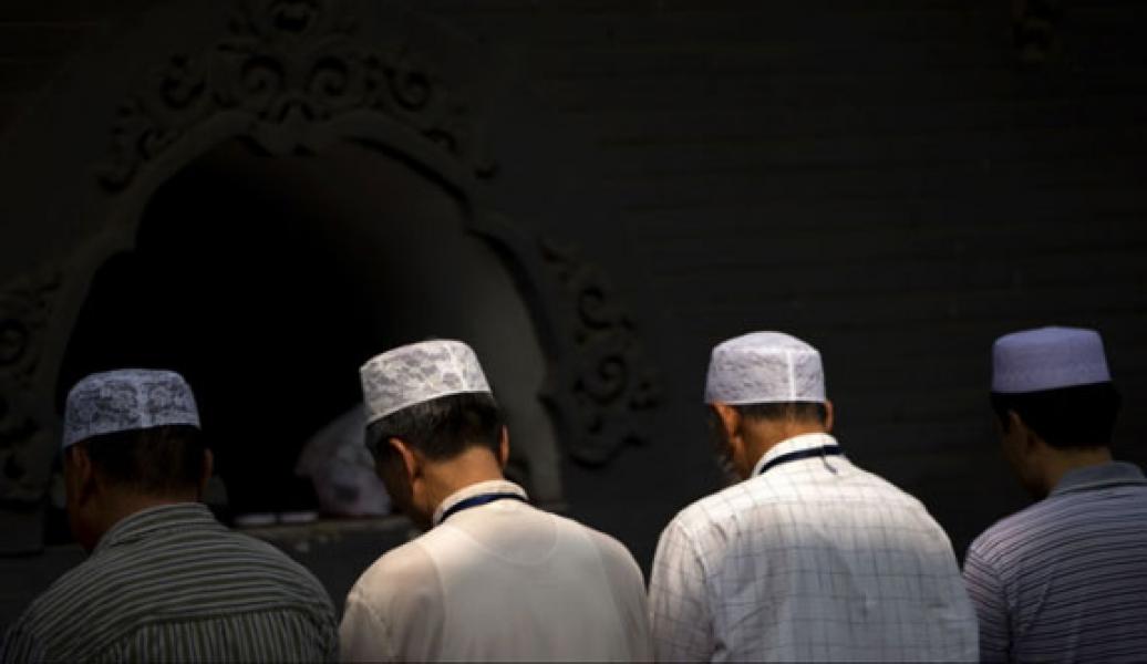 Muslim China Protes Rencana Penggusuran Masjid, Banyak Orang Menangis