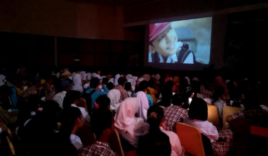 Nobar Film �Selembar Itu Berarti�, Penonton  di Bagan Batu Berurai Air Mata