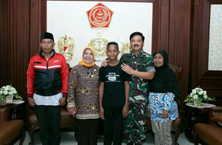 Panglima TNI Serahkan Bea Siswa Kepada Reza Mangar Pemanjat Tiang Bendera