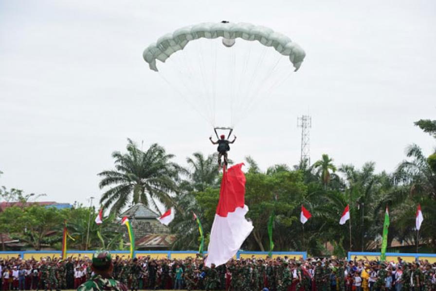 Para Penerjun Dari Kopassus dan Paskhas Hiasi Langit Biru Kota Duri