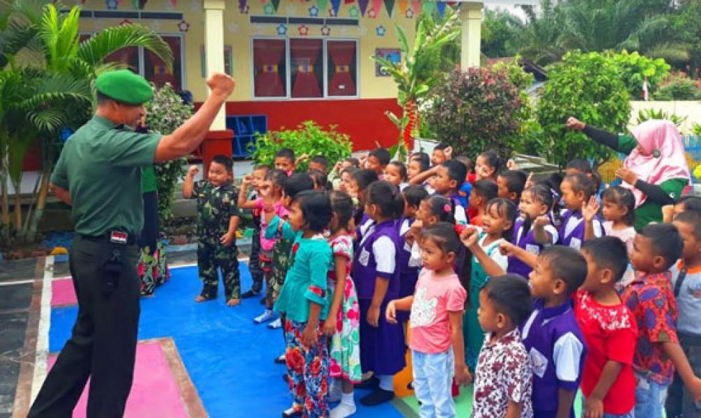 Pasiter Kodim 0313/KPR Kunjungi Murid Taman Kanak-Kanak Tunas Sawit Indah Rohul