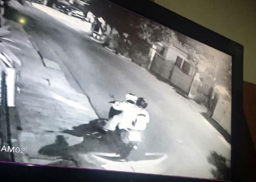 Pelempar Bom Molotov di Rumah Kapitra Ampera Terekam CCTV