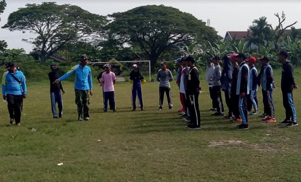 Peran Babinsa Melatih Paskibra, Danramil Reteh: Laksanakan Sebaik-baiknya