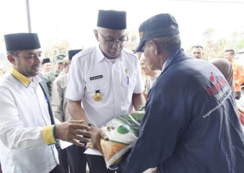 Pjs Bupati Inhil Serahkan Bantuan Kepada Korban Kebakaran Pulau Palas