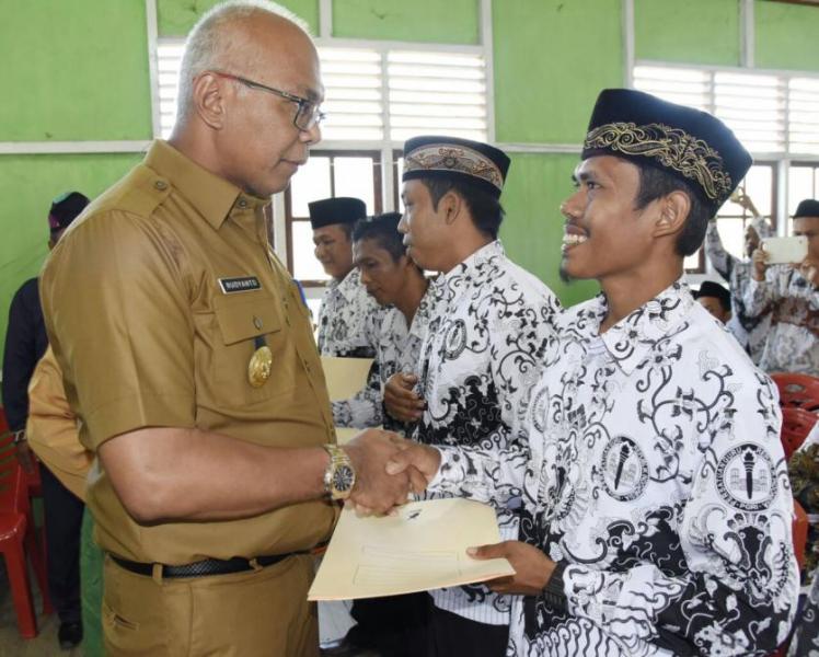 Pjs Bupati Inhil Serahkan SK Honorer Secara Simbolis