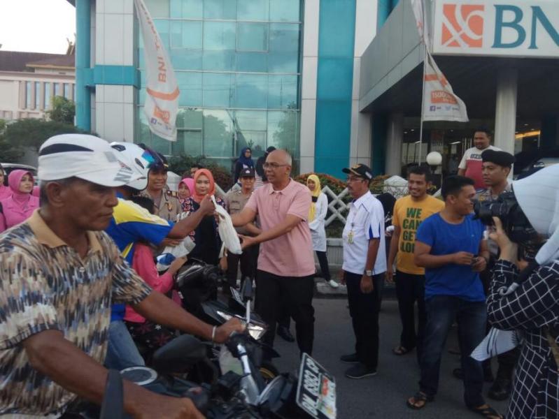 Pjs Bupati Inhil Turut Bagi-Bagi Takjil Buka Puasa Kepada Warga 