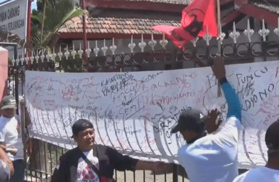 Puluhan Kader Segel Kantor DPC PDIP Kediri terkait Penjaringan Bacaleg