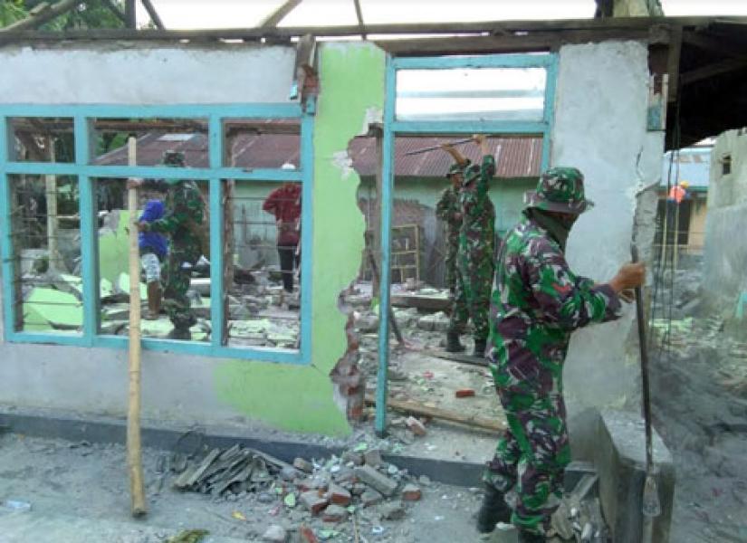 TNI Gelar Karya Bakti Bersihkan Puing-Puing Gempa Bumi
